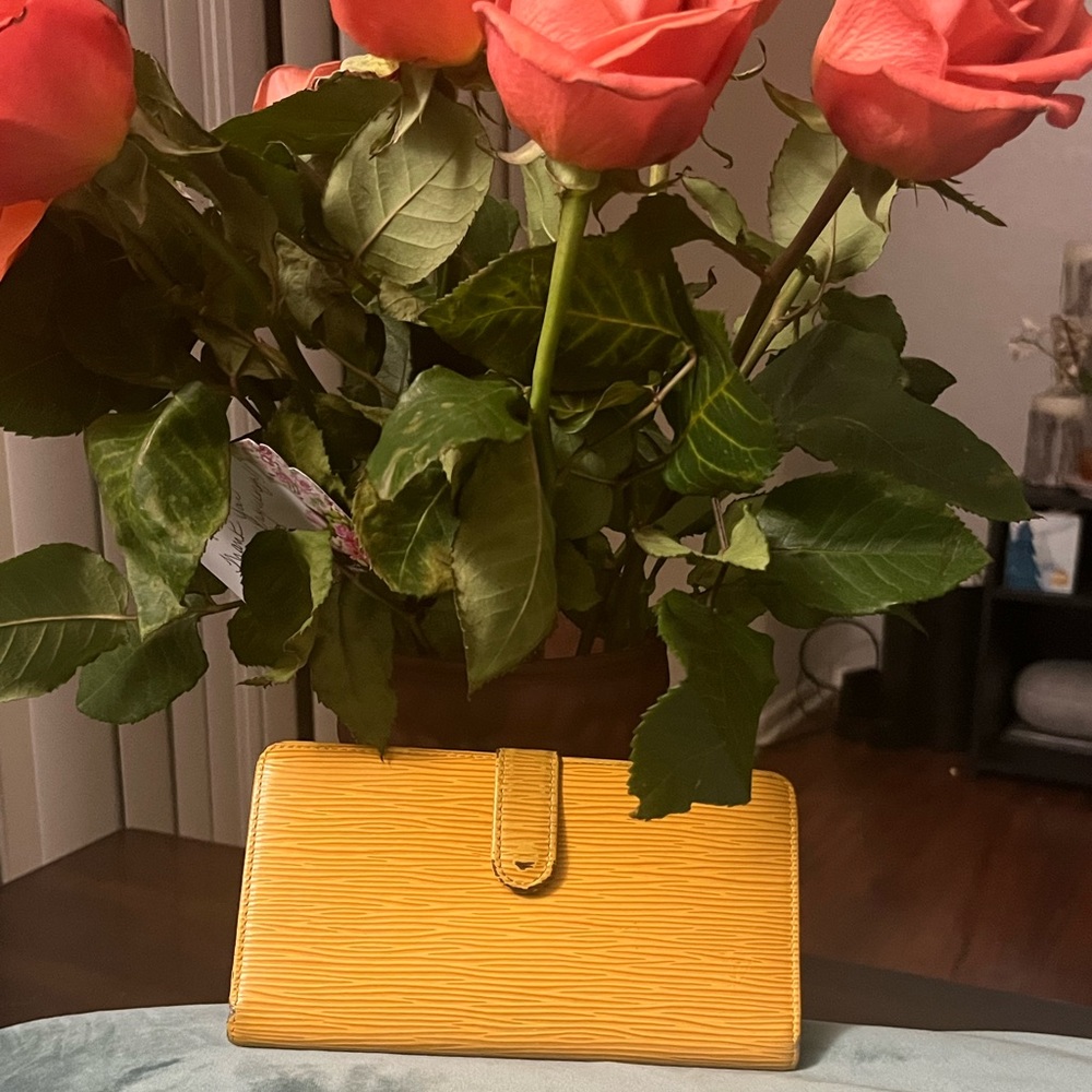 Lv epi wallet w/ snap coin
